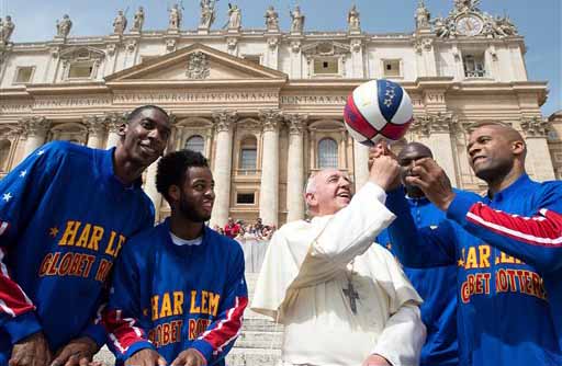 Pope Francis Learns Some Basketball Tricks From Harlem Globetrotters ...