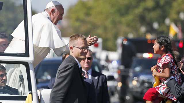 Gadis mendobrak penghalang keamanan, memberikan surat kepada Paus Fransiskus meminta untuk memperjuangkan imigran Amerika