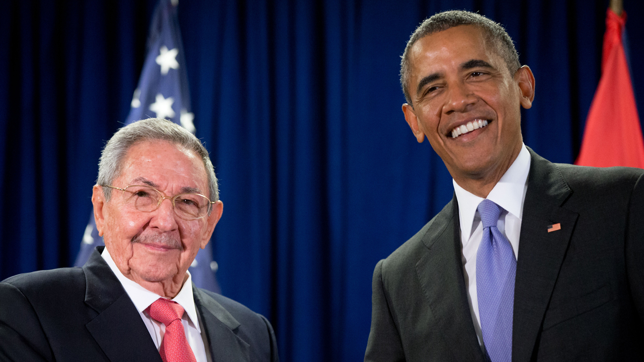 Obama meets with Cuban president Raul Castro at the UN