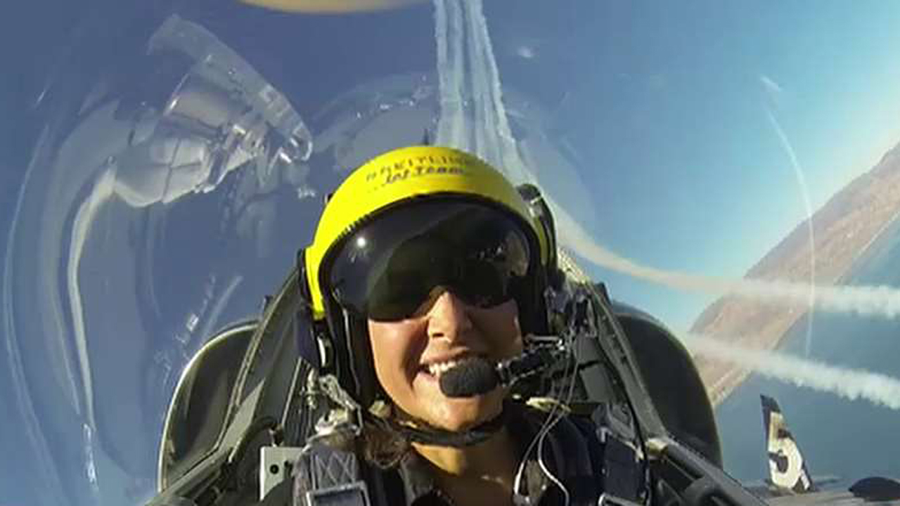 Lea flies with the Breitling jet team