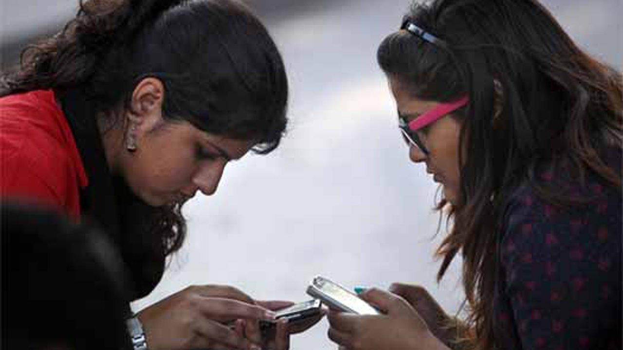 Study: Smartphones cause bad posture, psychological damage