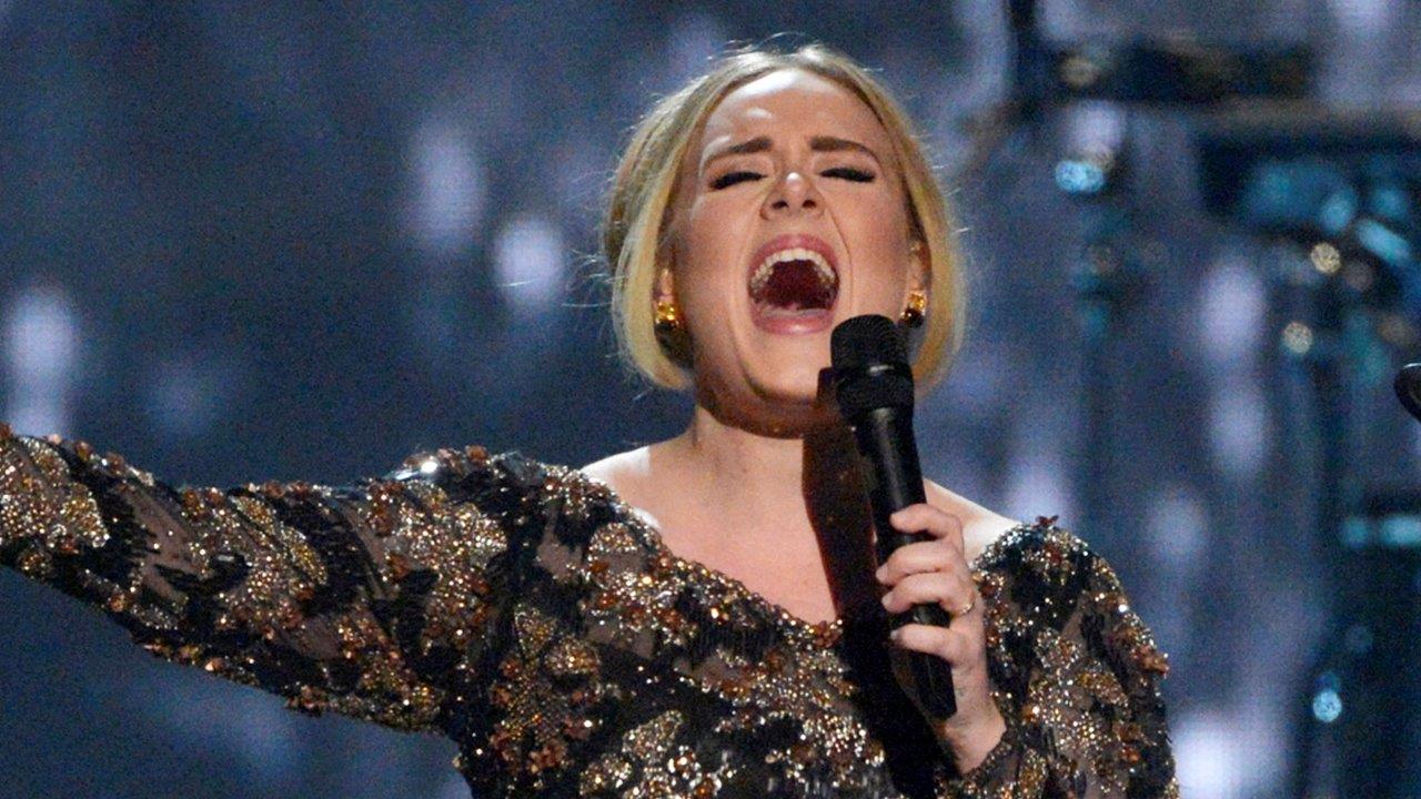 Adele menjatuhkan Taylor Swift dari singgasananya