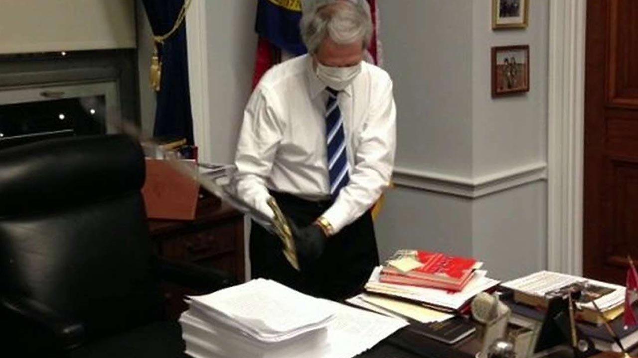 GOP lawmaker takes sword to $1.1 trillion spending bill