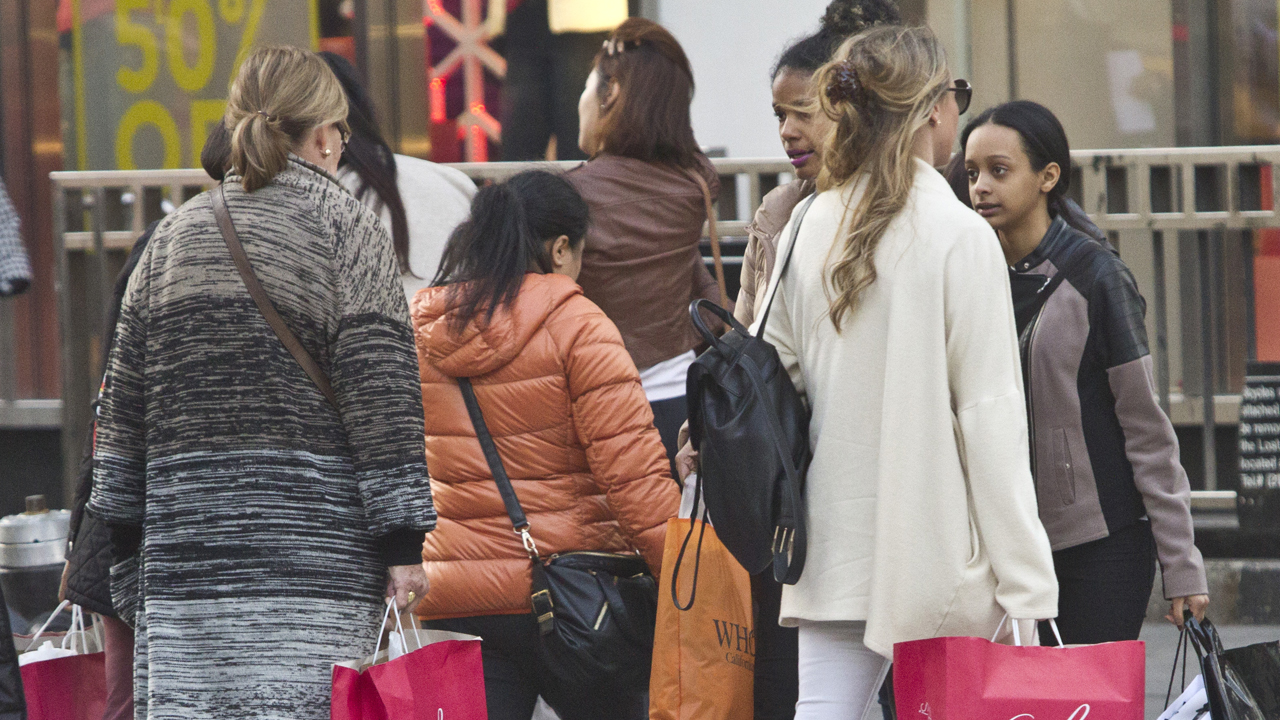 Retailers go all-out to bring in last-minute shoppers