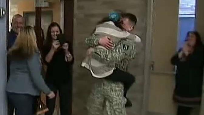 Solider returns home early to surprise sister