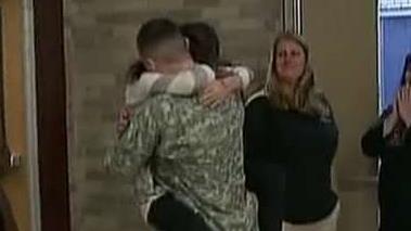 Soldier returns home early to surprise sister