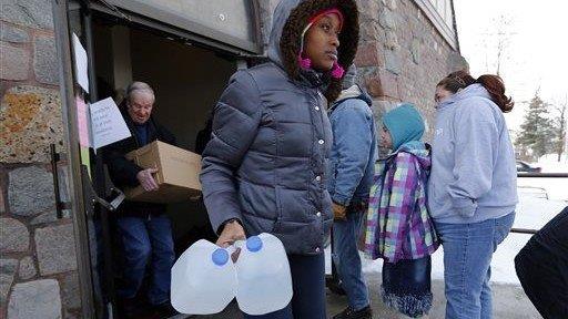 Flint mayor heads to Washington to push for disaster relief 