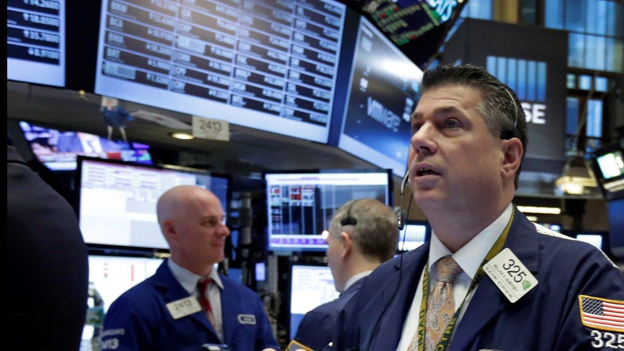 Dow drops more than 400 points as oil prices plunge