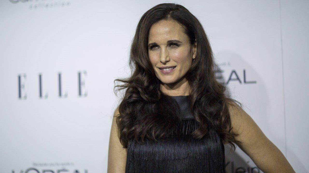 Andie MacDowell mengeluh dia tidak duduk di kelas satu