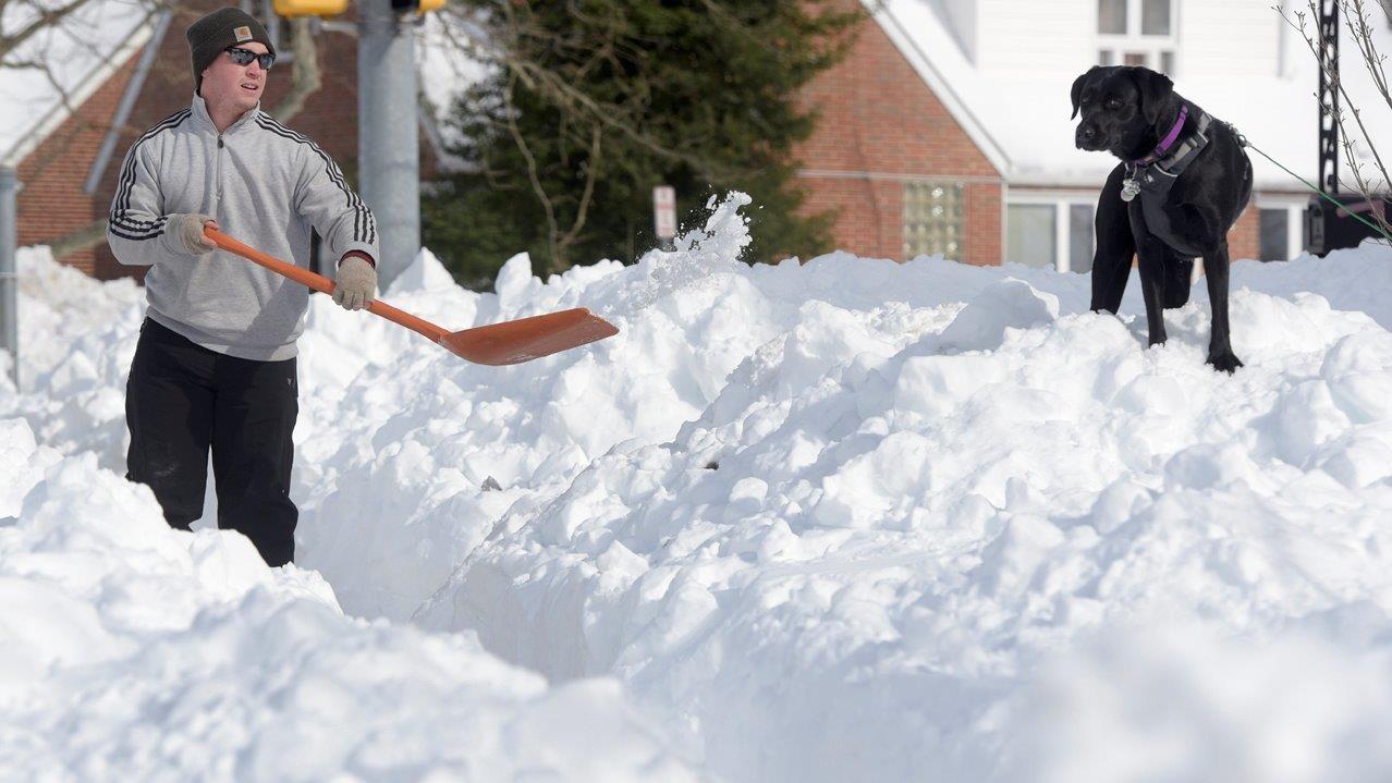 DC area schools, government still closed amid snowstorm