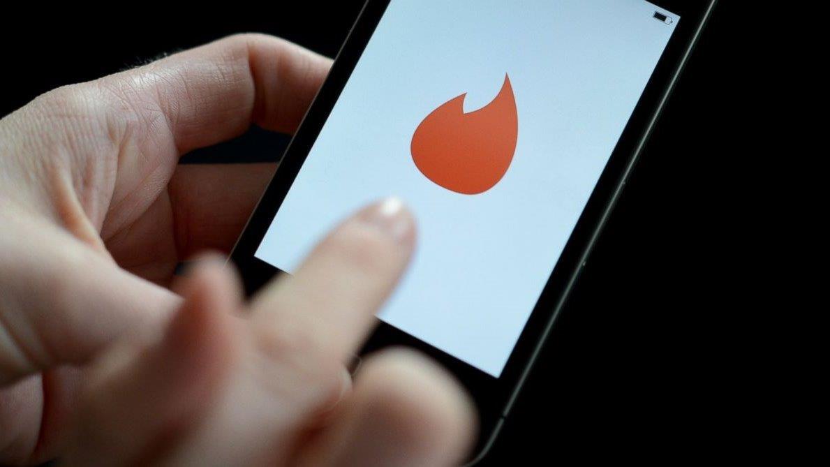 Women use Tinder to campaign for Sanders