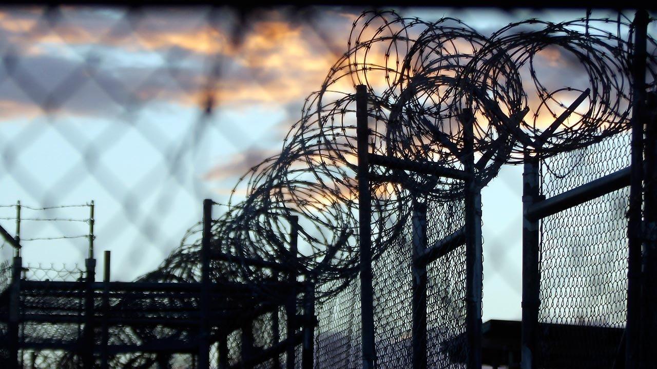 WH facing deadline to submit plans for closing Gitmo