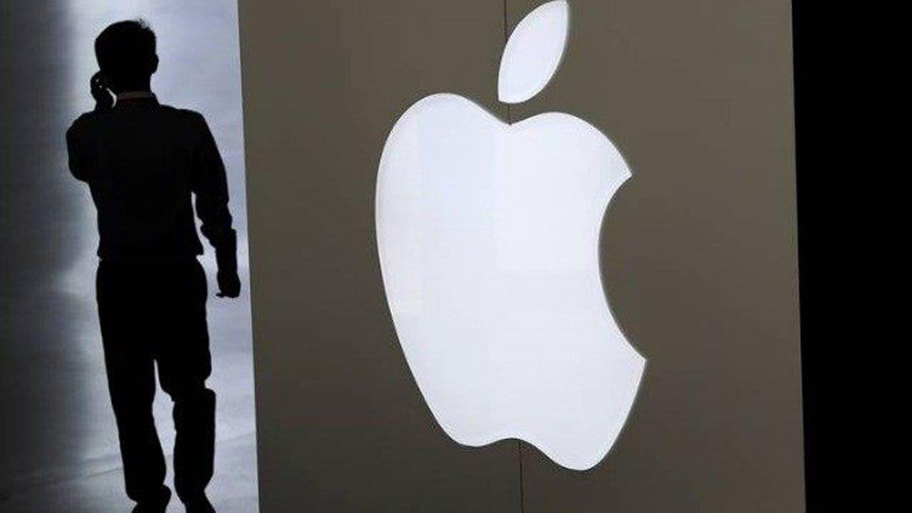 The clash between Apple and FBI heats up
