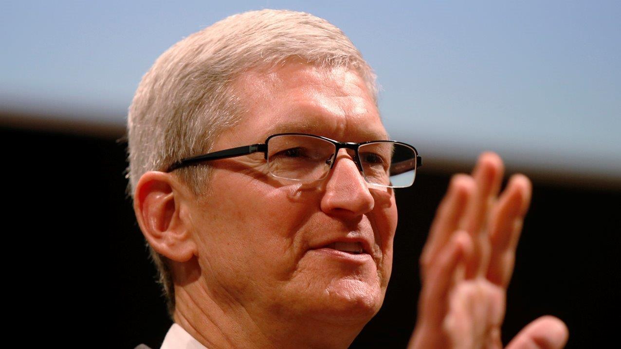 Apple CEO defends company, hits back at FBI investigation 