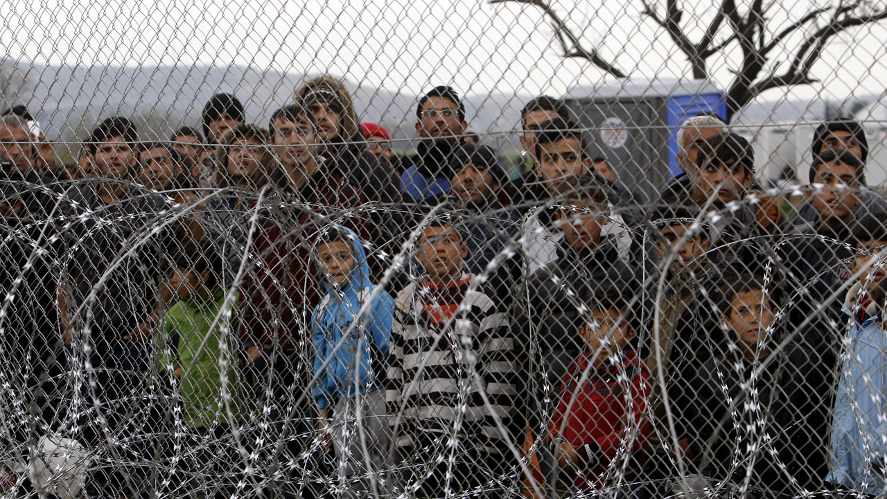 Thousands of migrants stranded along Greece-Macedonia border