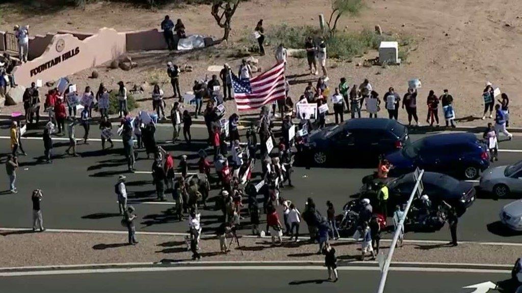 Protesters shut down road to Arizona Trump rally 