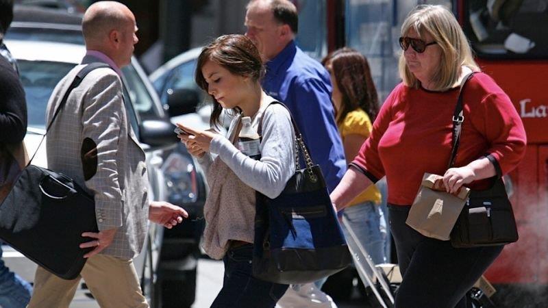 NJ bill would fine people $50 for texting while walking