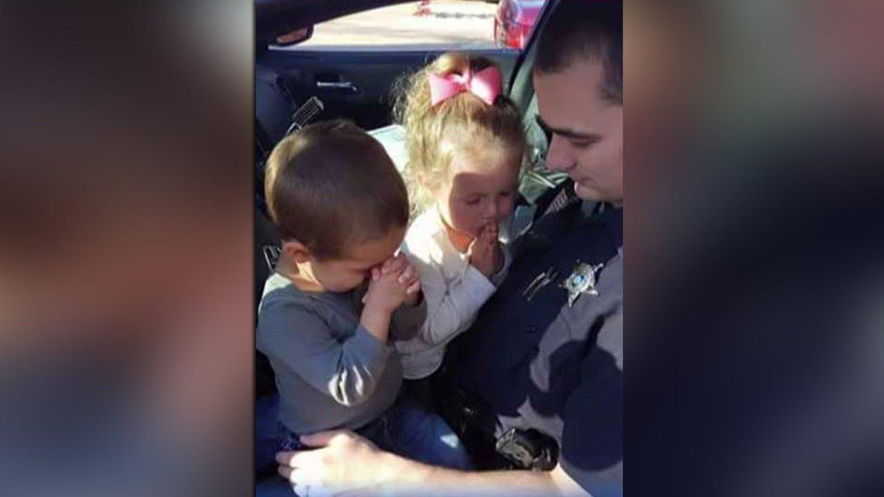 Photo of deputy praying with son and daughter goes viral