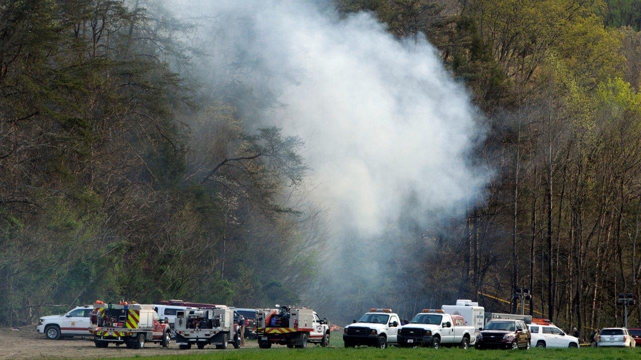 Penyelidik menyaring puing-puing dari helikopter yang jatuh di Tennessee