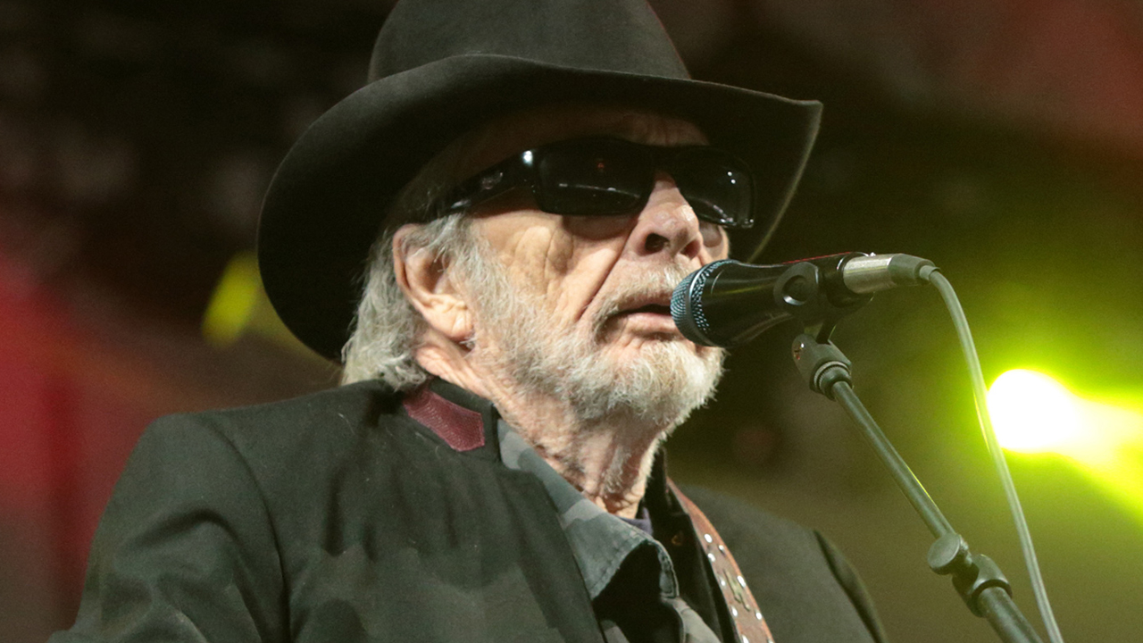 Bintang country memberi penghargaan kepada Merle Haggard di All for the Hall 2016