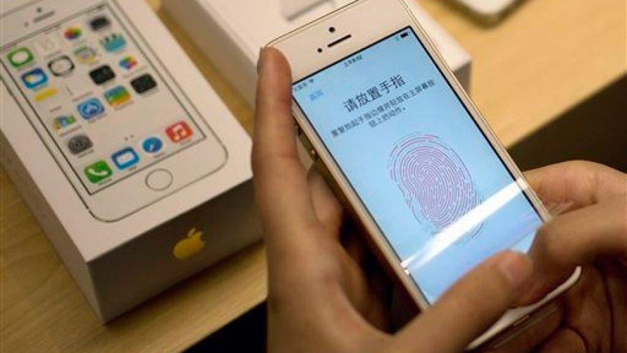 Fingerprints enter smartphone privacy debate