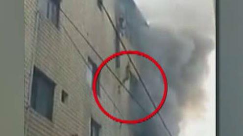 US troops help family jump to safety from burning building