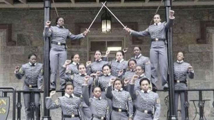 West Point menyelidiki foto tinju perempuan kadet kulit hitam yang terangkat