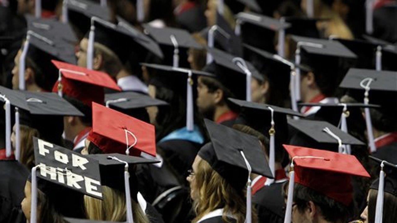 Wisuda: Ruang gema yang tidak ada artinya dan tanpa ampun yang merupakan pendidikan liberal Amerika