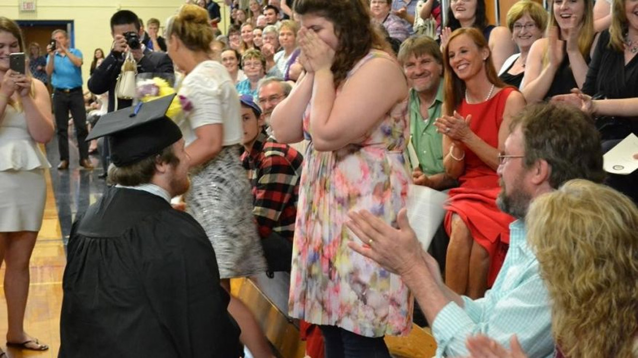 Student stops graduation ceremony to propose to girlfriend