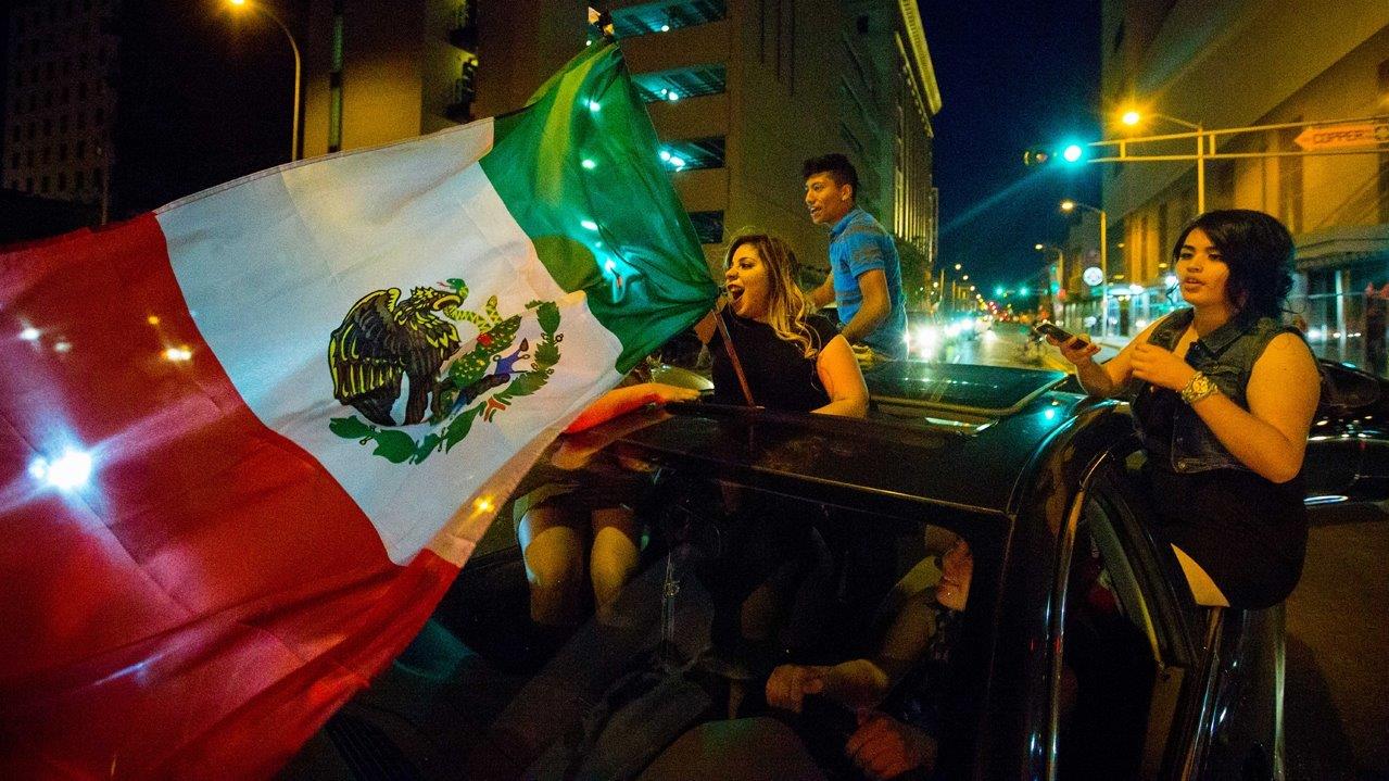 Starnes: Anti-Trump crowd waves Mexican flag, burns US flag
