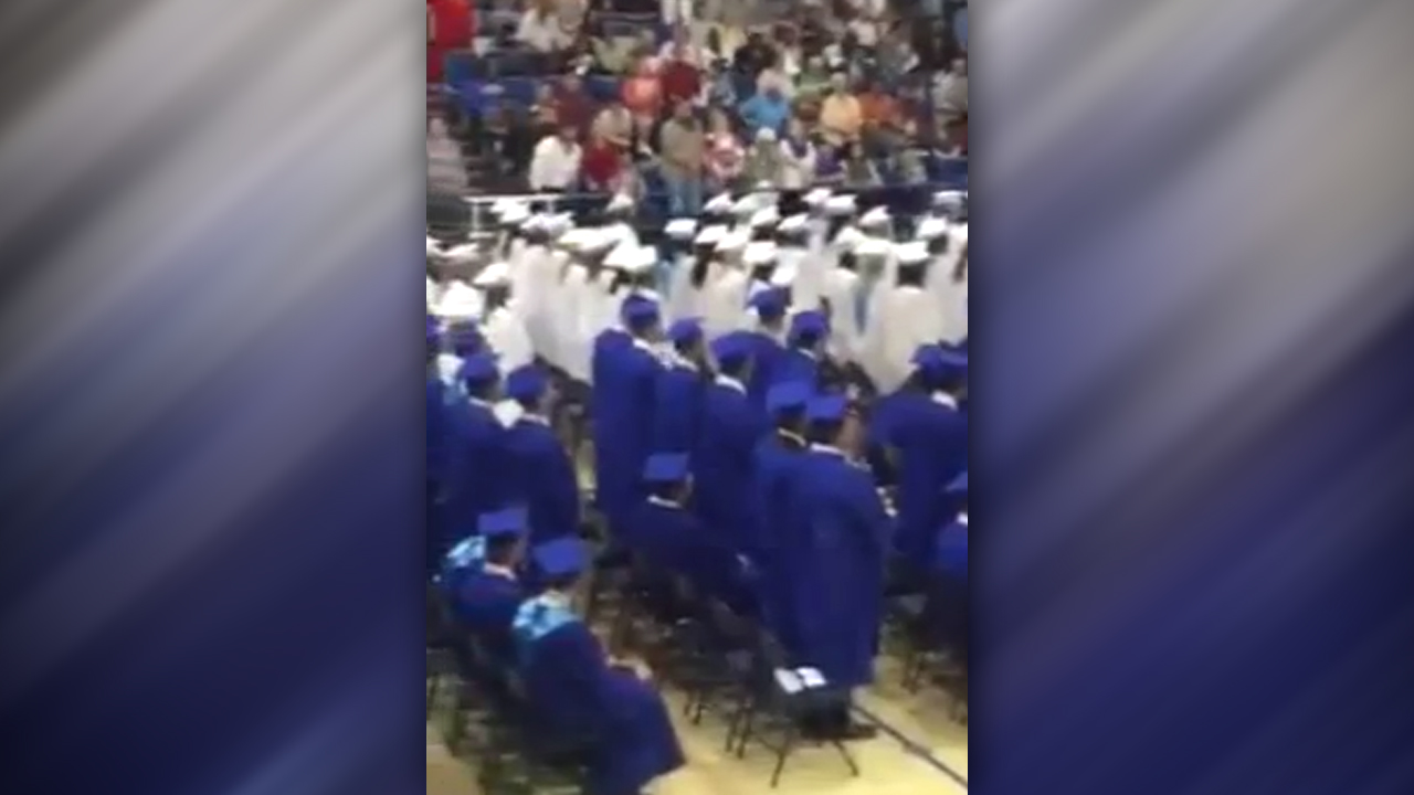 High school students defy atheist at Ohio graduation