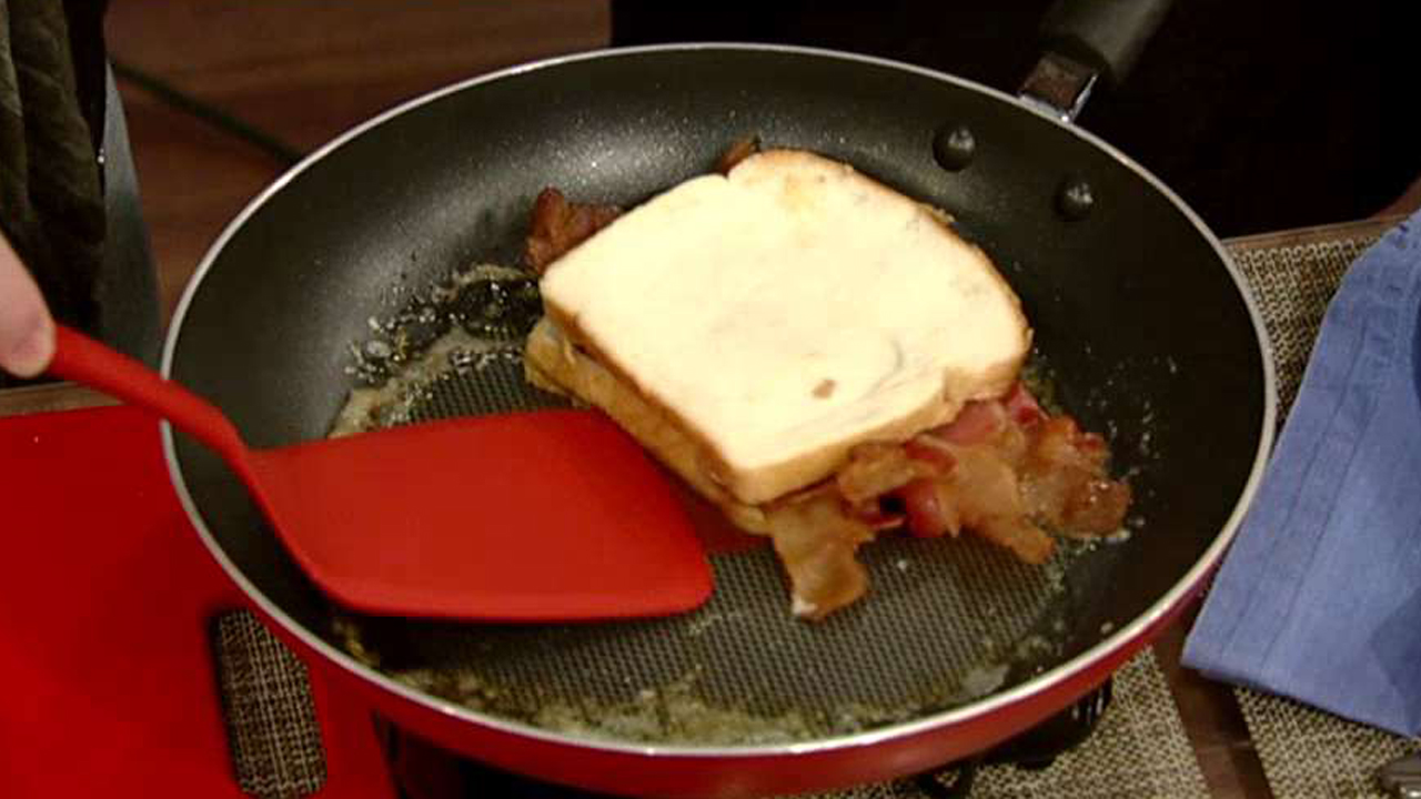 Cooking with 'Friends': Billy Ray's PB & banana sandwich