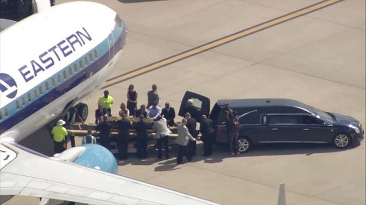 Muhammad Ali's casket arrives in Louisville for funeral 