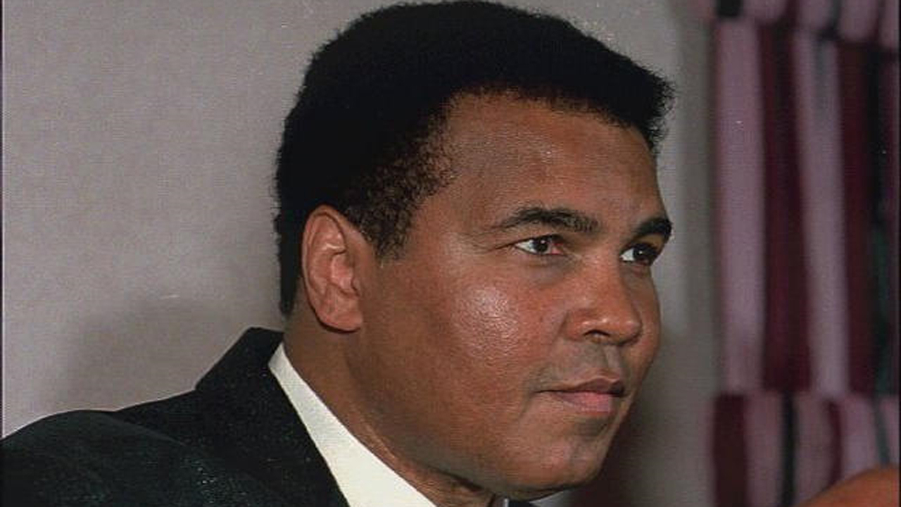 Thousands gather for the funeral of Muhammad Ali