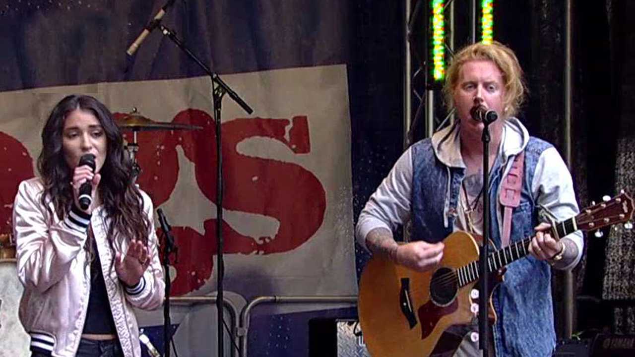 We the Kings and Elena Coats perform 'Sad Song'