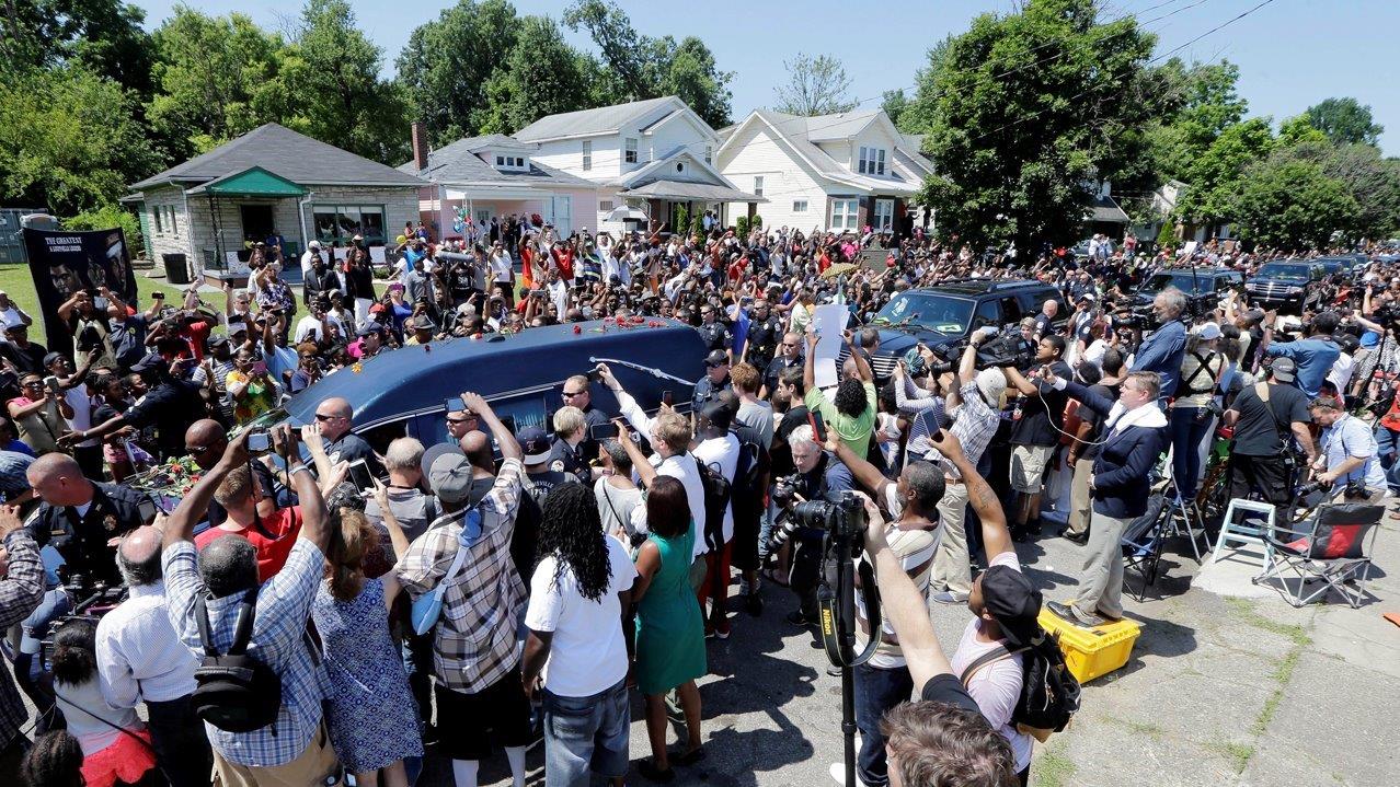 Fans line streets for Muhammad Ali funeral procession