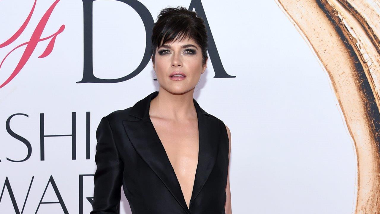 Selma Blair reportedly removed from flight