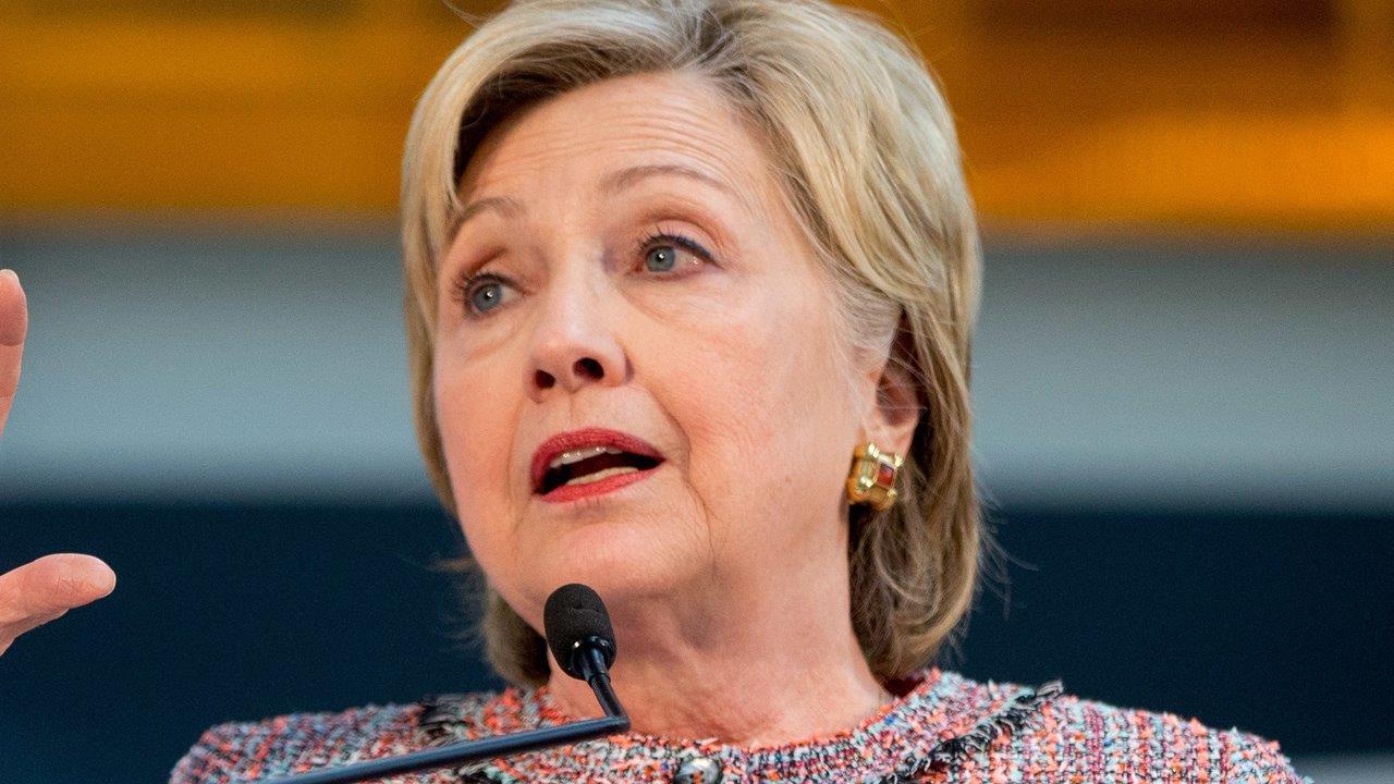 Clinton mengatakan dia ‘bersemangat’ untuk berbicara dengan FBI tentang penyelidikan terhadap server pribadinya