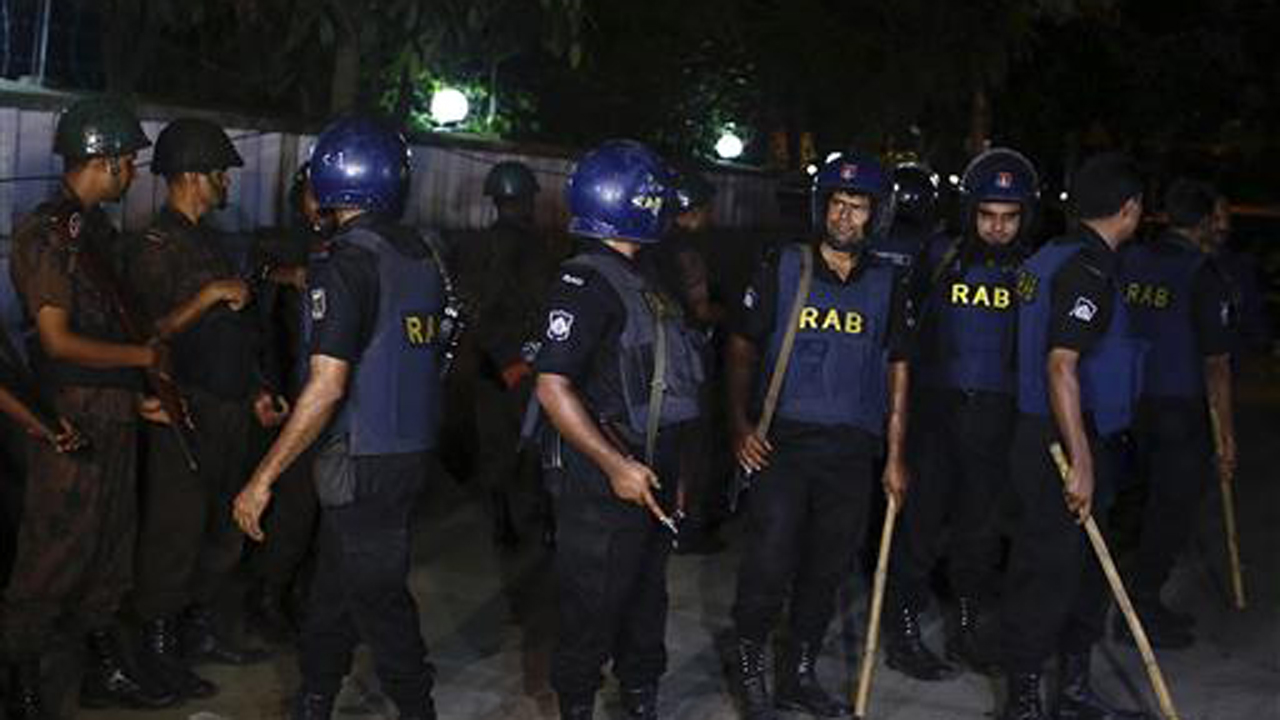 Ledakan di Bangladesh, Baku Tembak Tewaskan 4 Orang Saat Sholat Ramadhan