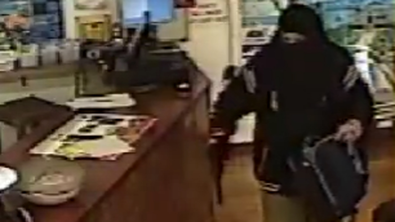 Armed robber completely ignored by restaurant worker, leaves