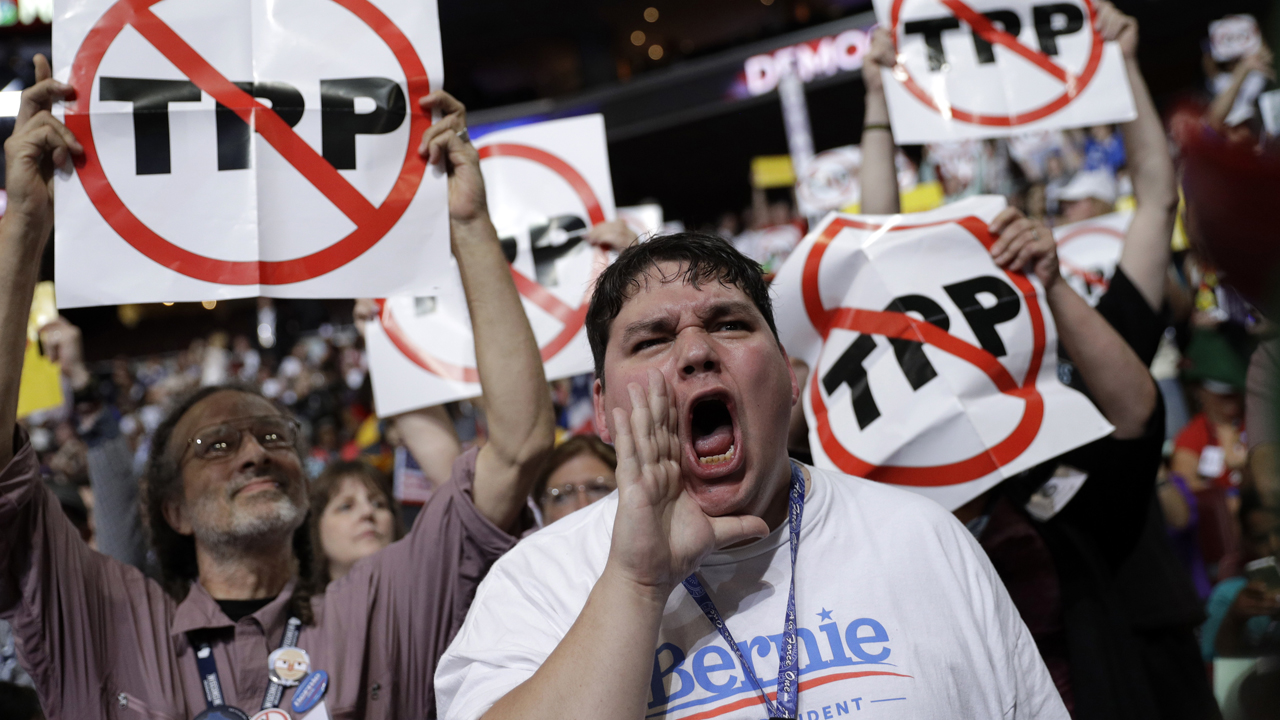 Bernie backers begin DNC by booing Hillary supporters 