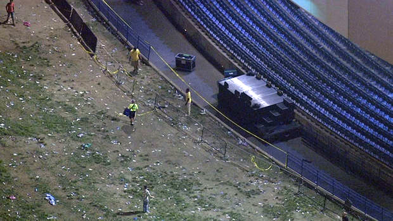 Stage collapses at Snoop Dogg concert in New Jersey 