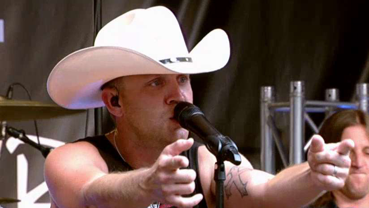 Justin Moore performs 'You Look Like I Need a Drink' 