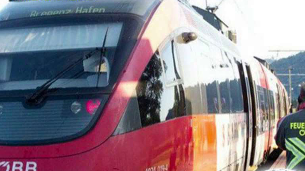 Man stabs two teens on train in Vienna