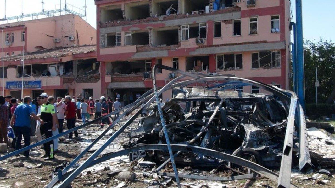 Deadly car bombings in Turkey target police
