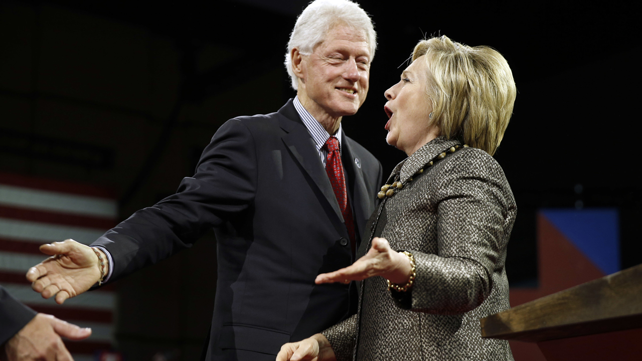 Democrats pressing Clintons sever all ties with foundation