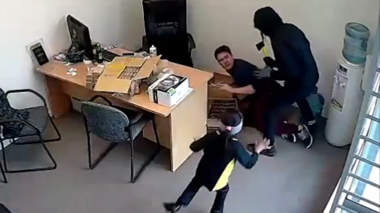 Fearless 6-year-old tries to stop axe-wielding robber