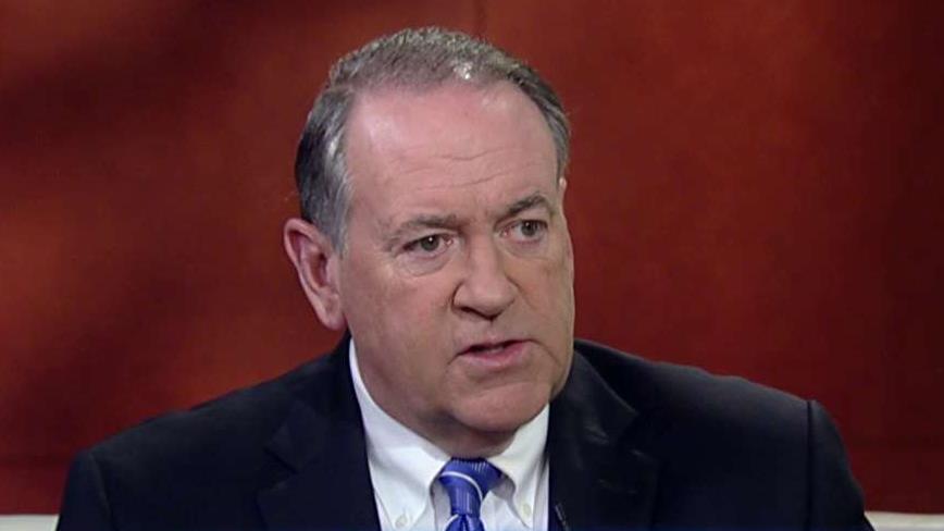 Huckabee: Trump was pointing out Clinton's hypocrisy on guns