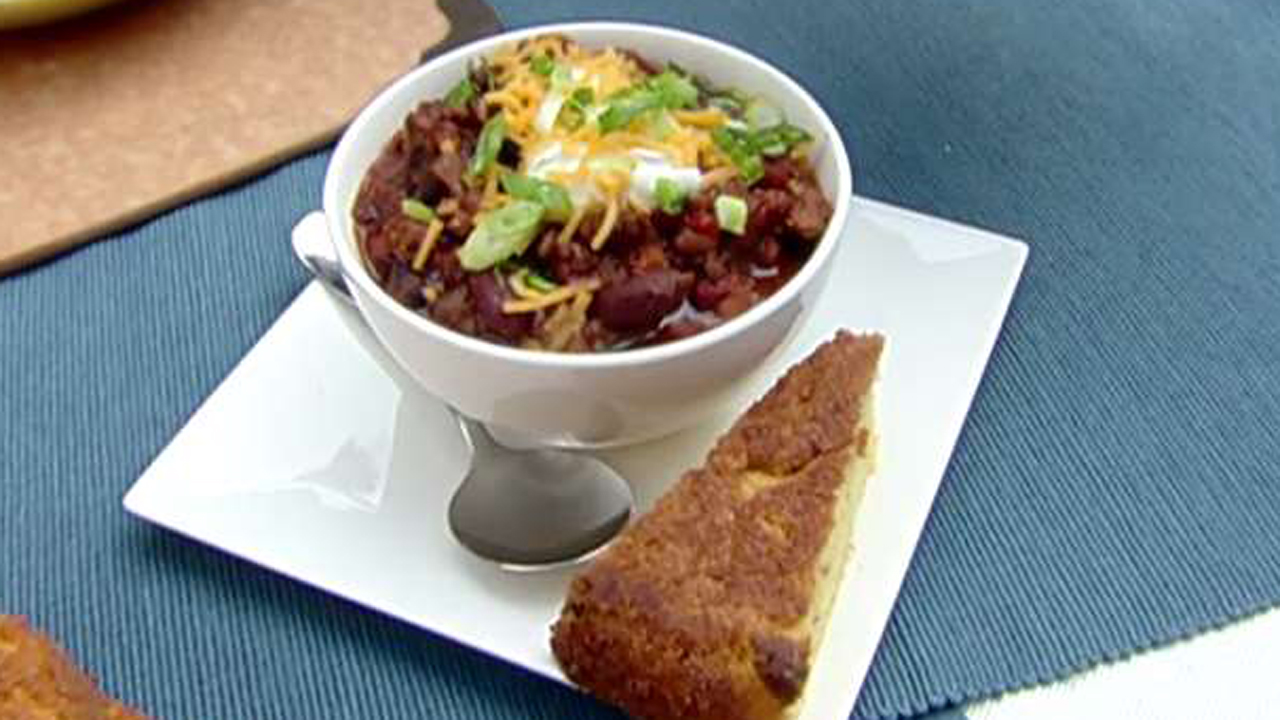 Cooking with 'Friends': Ayesha Curry's game day chili