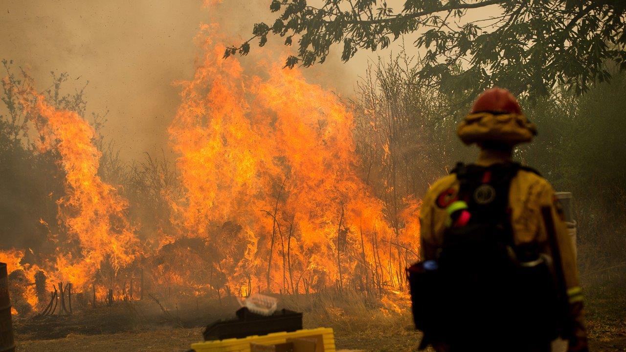 Wildfire scorches central California, forces evacuations 